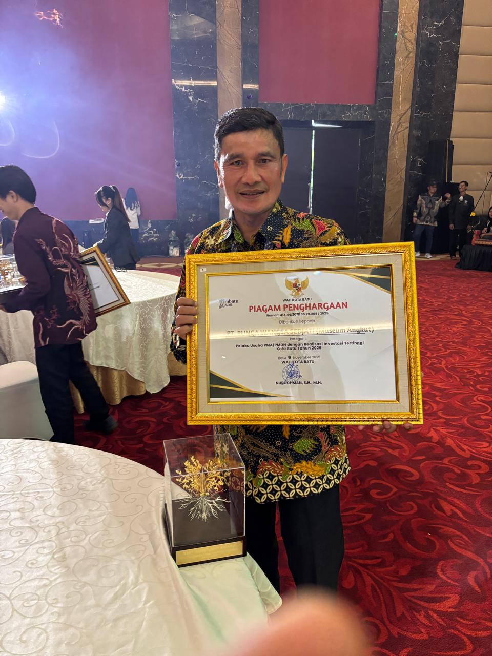 Penghargaan Nilai Realisasi Investasi Tertinggi Pmapmdn Di Kota Batu Dalam Ajang Batu Investment Award 2025