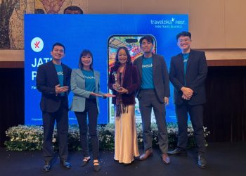 Penghargaan Diserahkan Langsung Oleh Li Bai Di, Vice President Travel Activities Traveloka, Kepada Perwakilan Jawa Timur Park Group, Ibu Titik S. Ariyanto Selaku Manajer Marketing Dan Public Relations