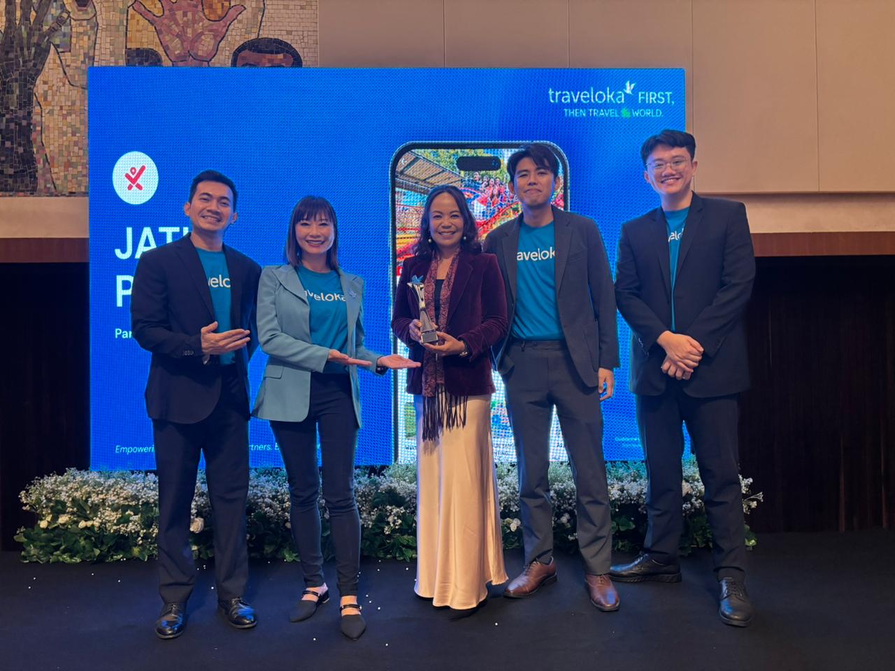 Penghargaan Diserahkan Langsung Oleh Li Bai Di, Vice President Travel Activities Traveloka, Kepada Perwakilan Jawa Timur Park Group, Ibu Titik S. Ariyanto Selaku Manajer Marketing Dan Public Relations