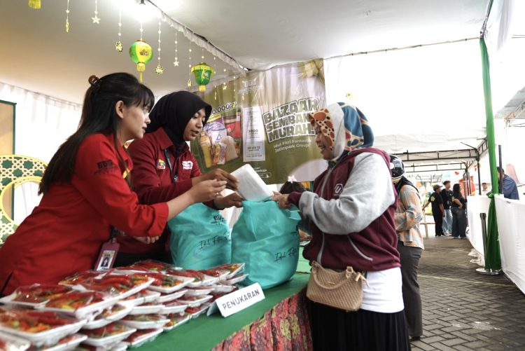 Meriahkan Ramadhan, Jawa Timur Park Group Gelar Bazar Sembako