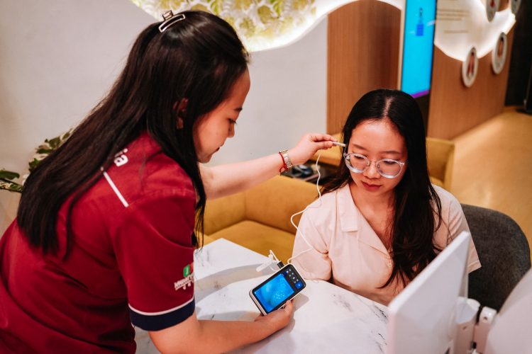 Pengunjung Museum Tubuh Bisa Melihat Kondisi Telinga Secara Langsung Melalui Digital Otoscopy