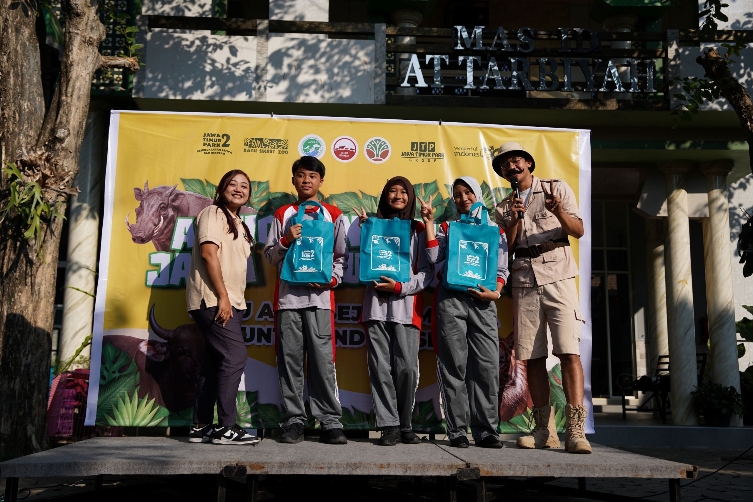 Manajemen Batu Secret Zoo Jawa Timur Park 2 Hadir Langsung Di Sman 1 Batu Untuk Memberikan Edukasi Konservasi Kepada Para Pelajar Melalui Pengalaman Belajar Yang Interaktif