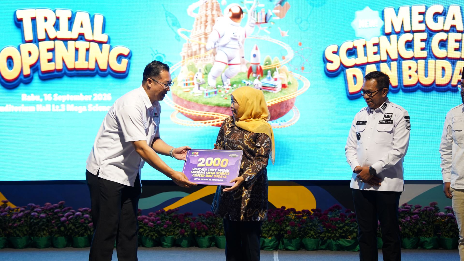 Sambut Trial Opening, Rio Imam Serahkan 3.200 Tiket Mega Science Center Jtp 1 Untuk Pelajar & Anak Lksa Ke Gubernur Dan Wali Kota.