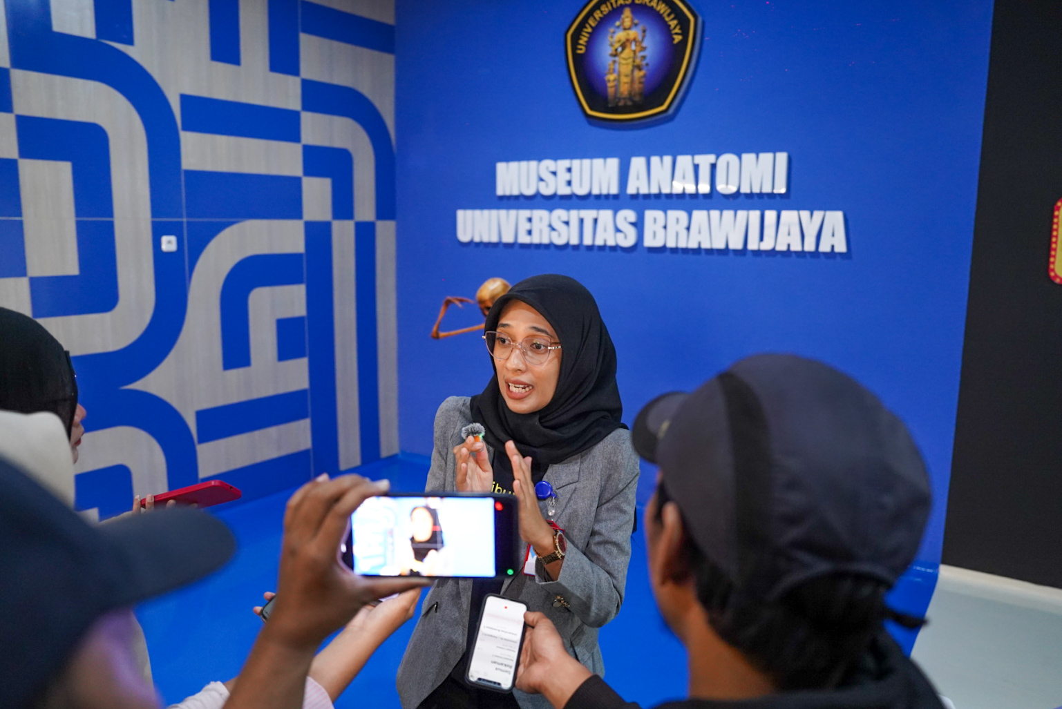 Dr. Novita Megawati, S.ked., M.m., Asisten Manager Jawa Timur Park 1, Memberikan Keterangan Kepada Rekan Rekan Media Di Museum Anatomi Fk Universitas Brawijaya