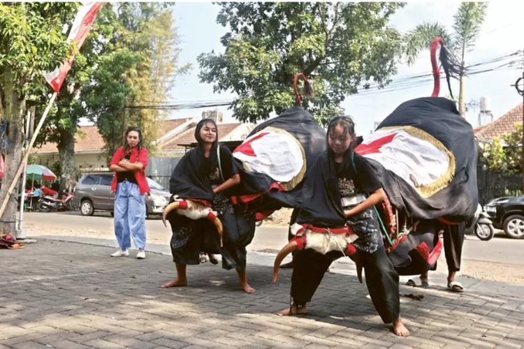 Penampilan bantengan wanita di salah satu desa