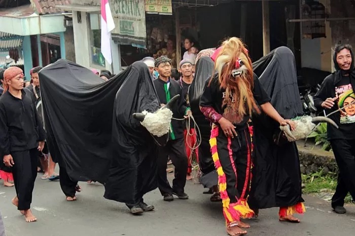 Salah satu bentuk penampilan bantengan yang mulai mengikuti zaman