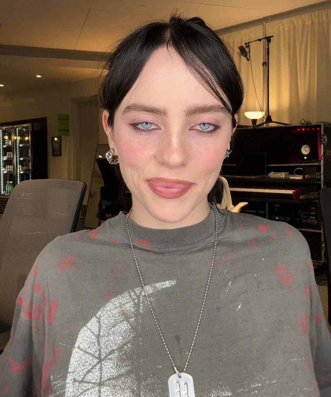 Gaya makeup Billie Eilish menggunkan Fully Rimmed Liner Gaya makeup Billie Eilish menggunkan Fully Rimmed Liner