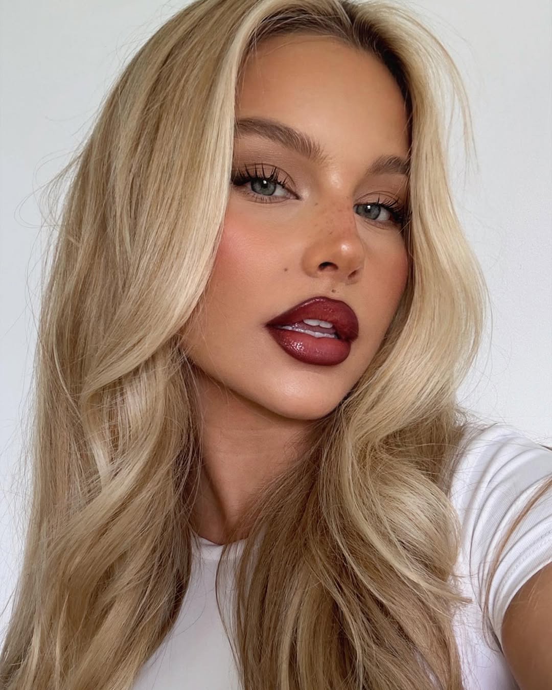 Gaya makeup dark cherry lips @bybrookelle Gaya makeup dark cherry lips @bybrookelle