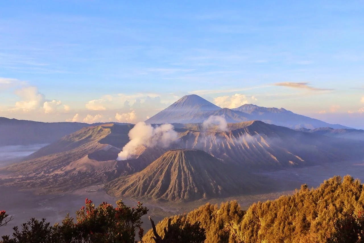 Gunung mengelilingi Malang