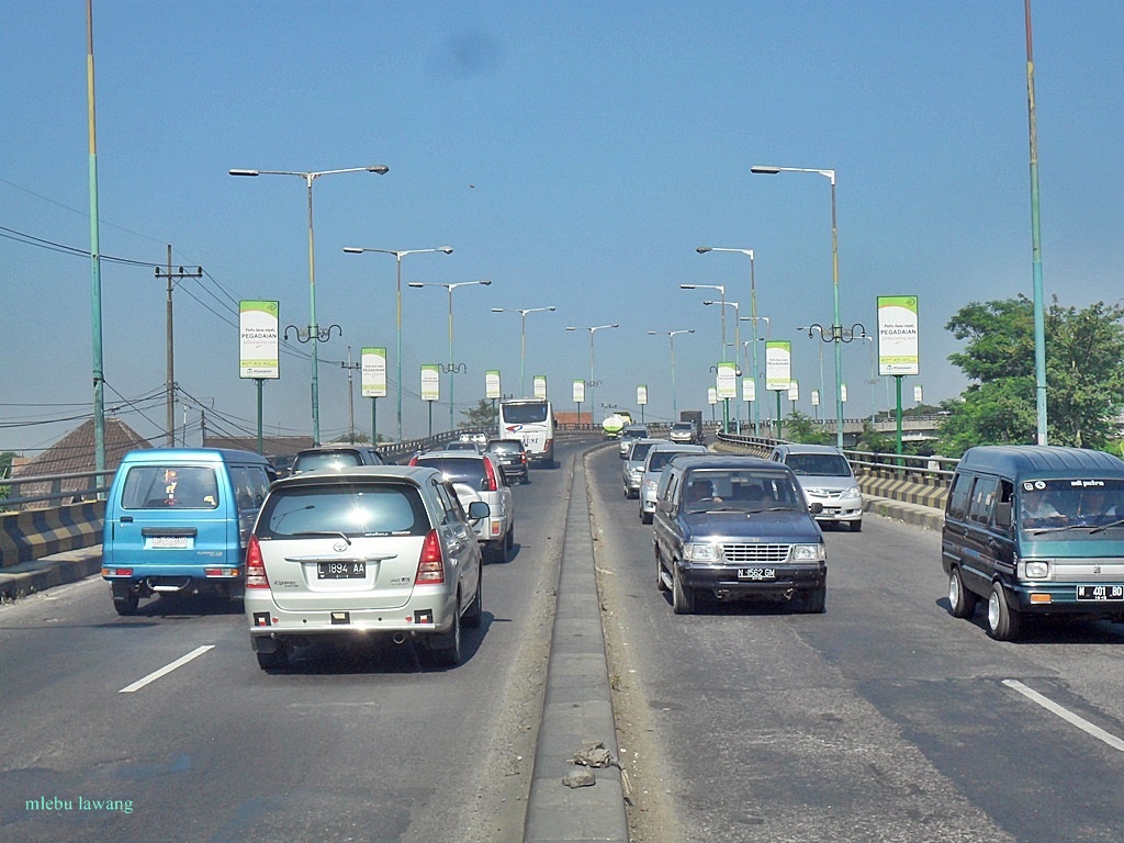 Kendaraan pribadi melintas di atas flyover (Mlebulawang)