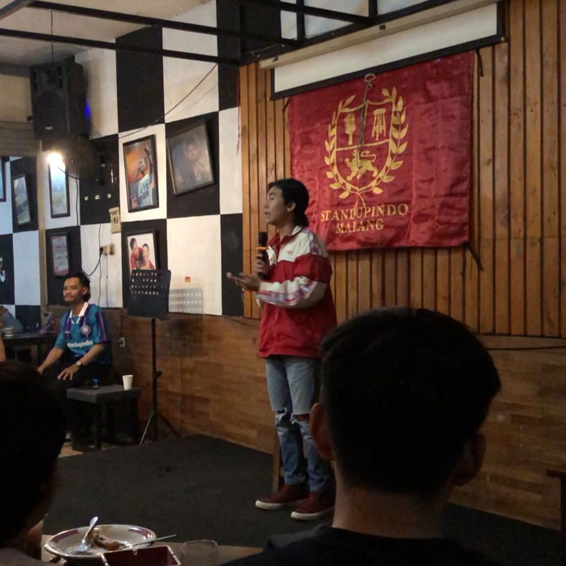 Komunitas stand up comedy di malang yang selalu diadakan tiap malam jumat di café toeman, Merjosari Komunitas stand up comedy di malang yang selalu diadakan tiap malam jumat di café toeman, Merjosari