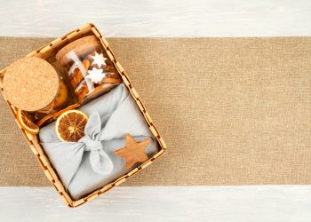 Hampers dengan Tampilan bernuansa alami dengan warna-warna netral dan bahan yang dapat didaur ulang