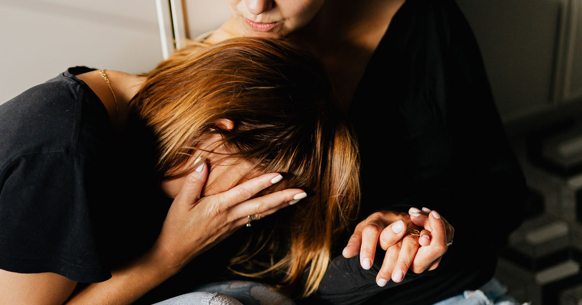 Perpisahan menciptakan gejolak emosi yang bikin hati terasa hancur dan sulit untuk segera sembuh