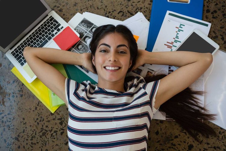 Produktif tapi tetap santai agar tidak overwhelmed (Envato)