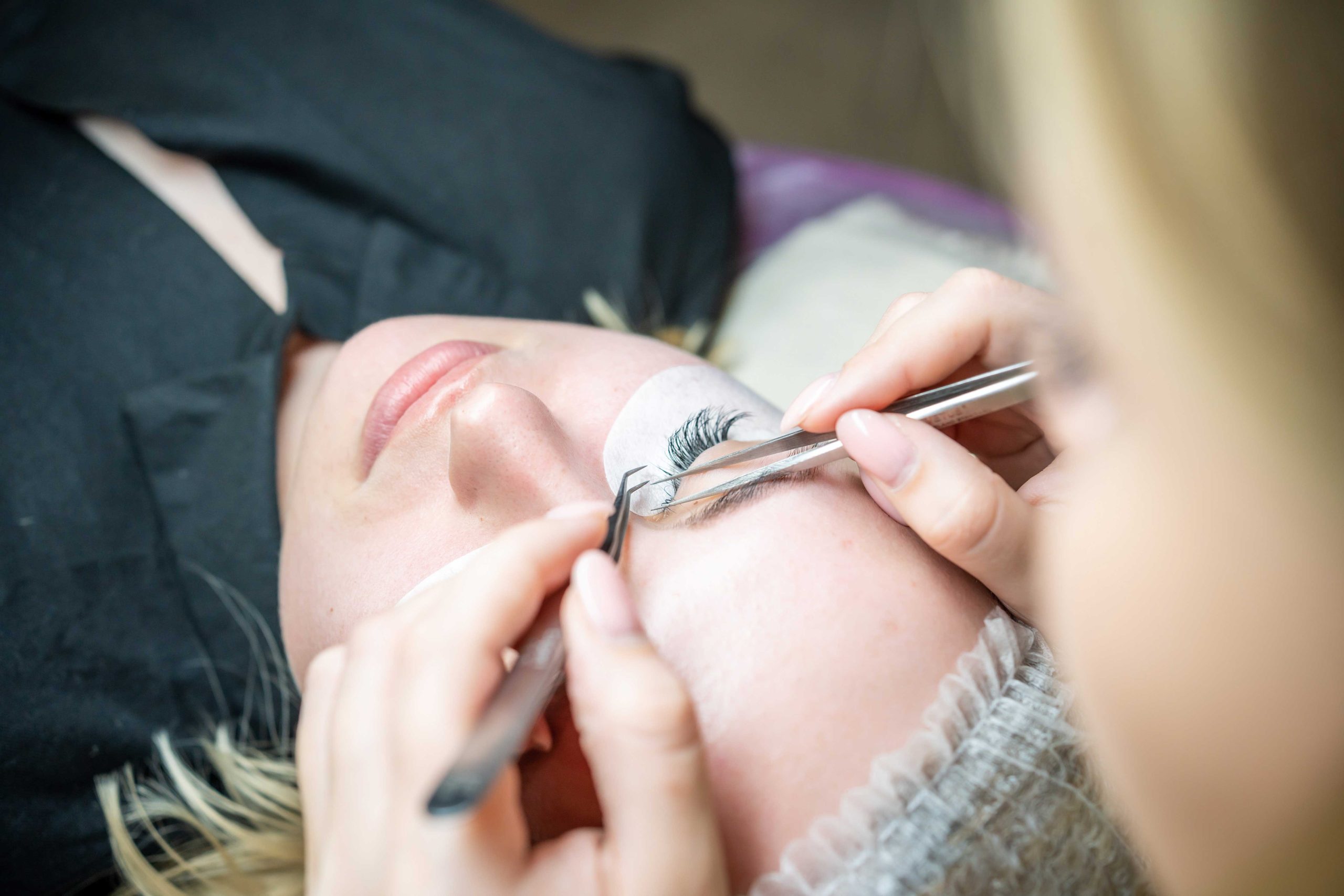 Proses pemasangan eyelash extension (Envato)