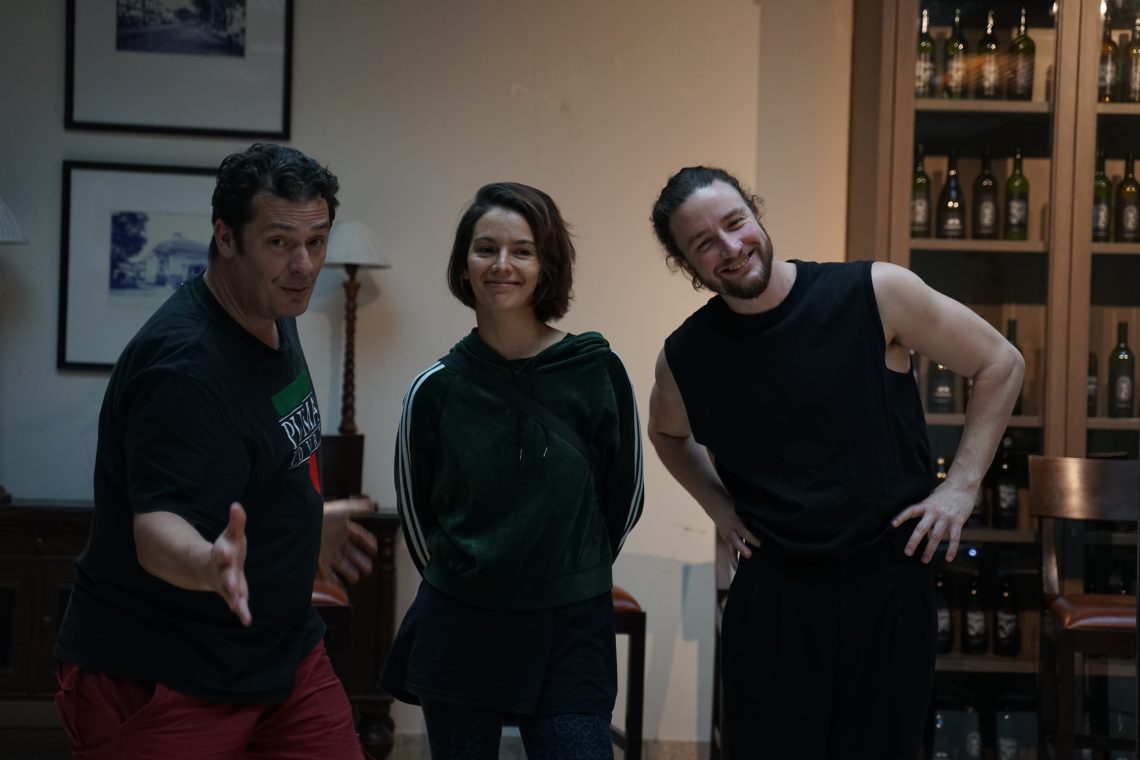 Sutradara dan pemerann pementasan C’est la Vie