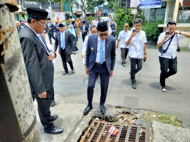 Wali Kota Malang yang baru, Wahyu Hidayat Melihat Saluran Drainase di Kota Malang