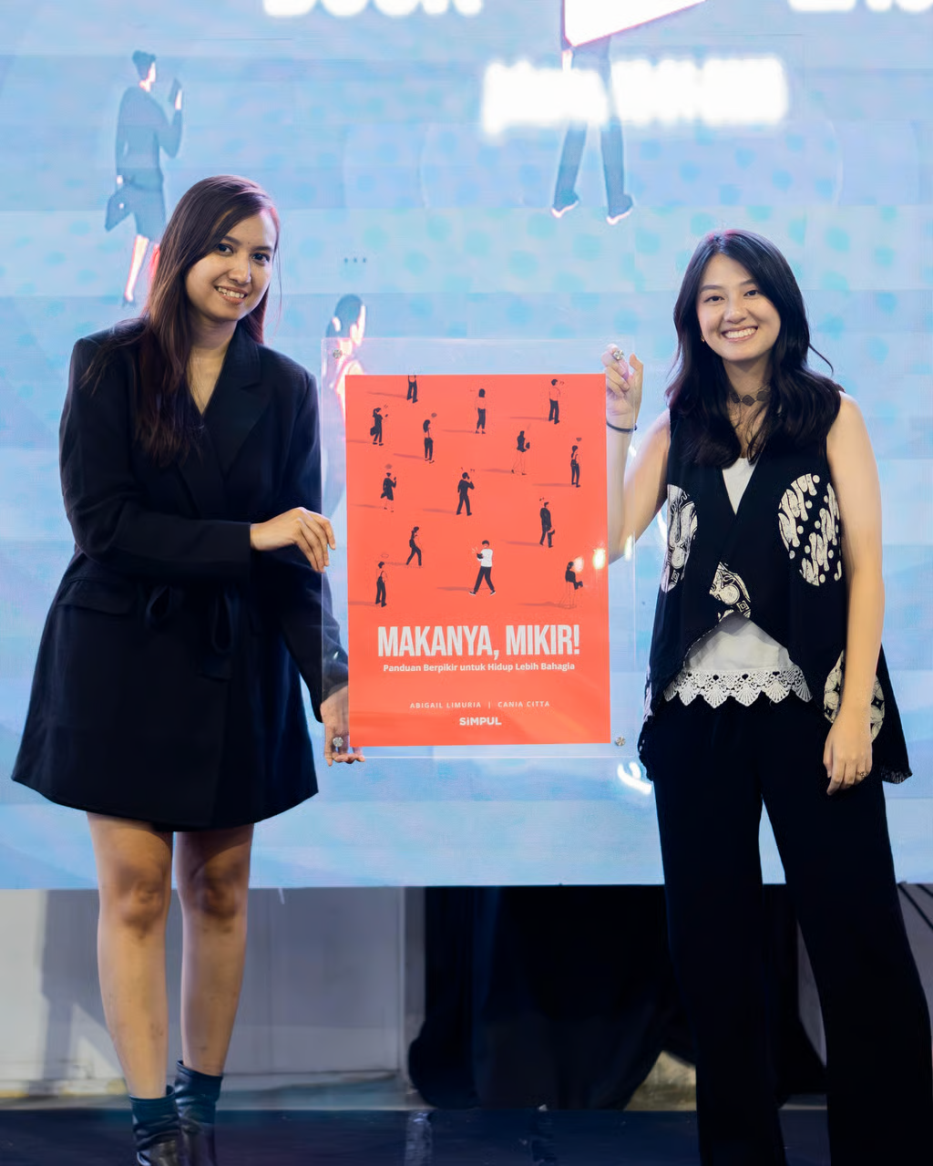 Cover Abigail Limuria dan Cania Citta Rilis Buku Makanya, Mikir!