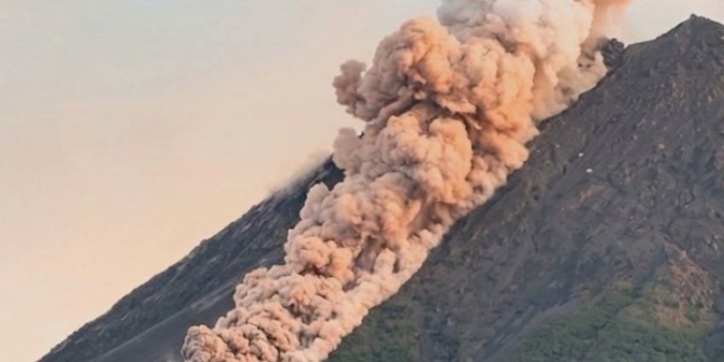 Aktivitas Gunung Merapi Meningkat Empat Kali Luncurkan Lava Pijar Dalam