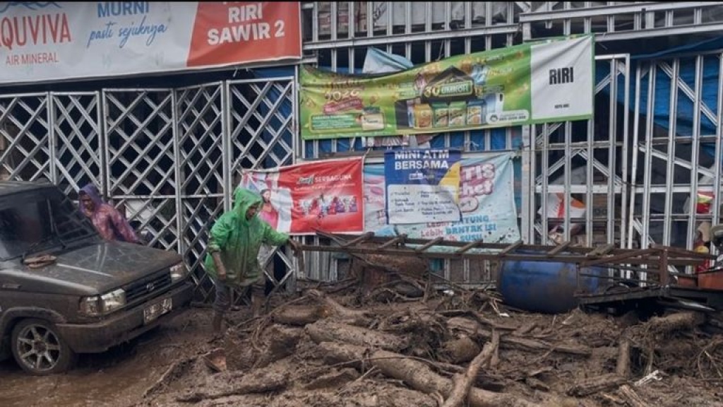 Banjir Bandang Solok Tewaskan Dua Orang Dan Rendam Ratusan Rumah