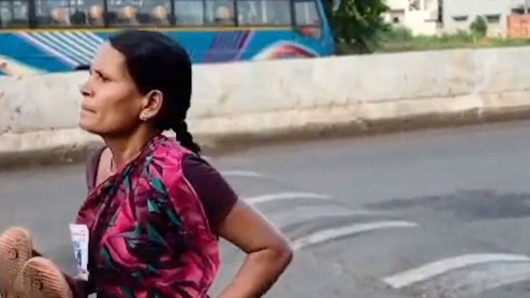 Demi Perlengkapan Sekolah Anak Ibu Di India Rela Ikut Lomba