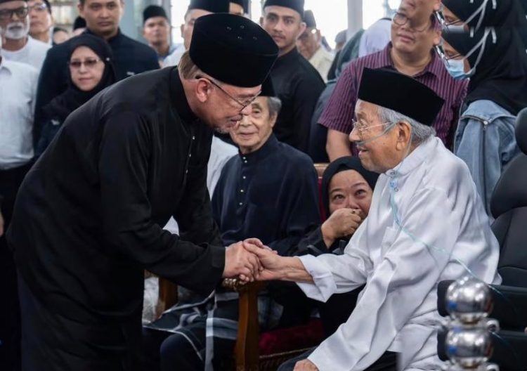 Eks Pm Malaysia Mahathir Mohamad Dilarikan Ke Institut Jantung Nasional