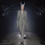 Evolusi Aksentuasi Sean McGirr di Alexander McQueen SS27 Tanpa Kehilangan Jiwa Ikonis Sang Rumah Mode
