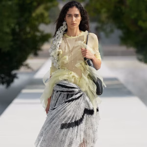 Gaya Busana Transparan dan Celana Metalik Dior Pukau Panggung Spring/Summer 2027