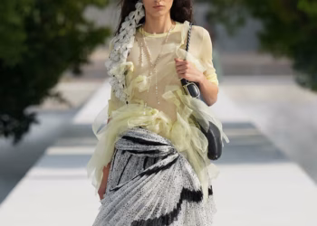 Gaya Busana Transparan Dan Celana Metalik Dior Pukau Panggung Springsummer