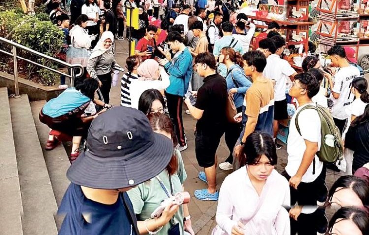 Gaya Hidup Sehat Sambil Jaga Bumi Aksi Plogging Kampanyekan Kepedulian