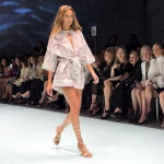 Gaya Tenis dan Debut Denim Genny Sulap Catwalk Jadi Oasis Imajinatif