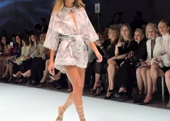 Gaya Tenis Dan Debut Denim Genny Sulap Catwalk Jadi Oasis