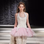 Gebrakan Daniel W Fletcher Buka Hari Pertama London Fashion Week Lewat Koleksi Mithridate