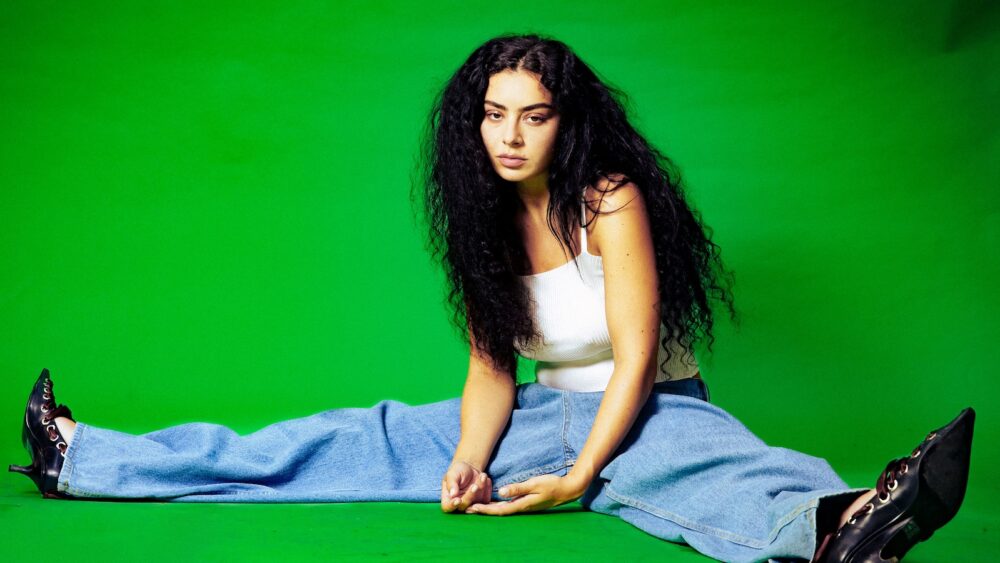 Mendobrak Cetak Biru Industri: Jejak Charli XCX Merefinisikan Ulang Ikon Pop Modern