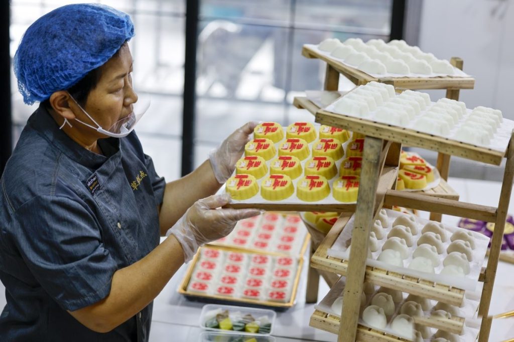 Mengintip Pembuatan Kue Beras Tradisional Jelang Festival Pertengahan Musim Gugur