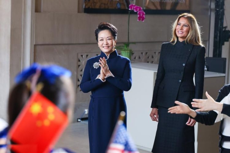 Peng Liyuan Dan Melania Trump Kelilingi Museum Seni Asia Di