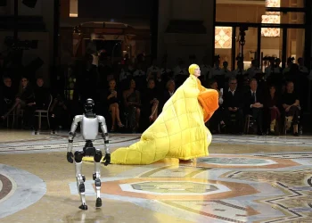Robot Catwalk Di Vogue World Gagal Pukau Penonton Dan Panen