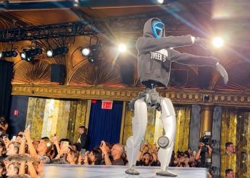 Robot Humanoid Gagal Tampil Anggun Usai Terjatuh Di Panggung New