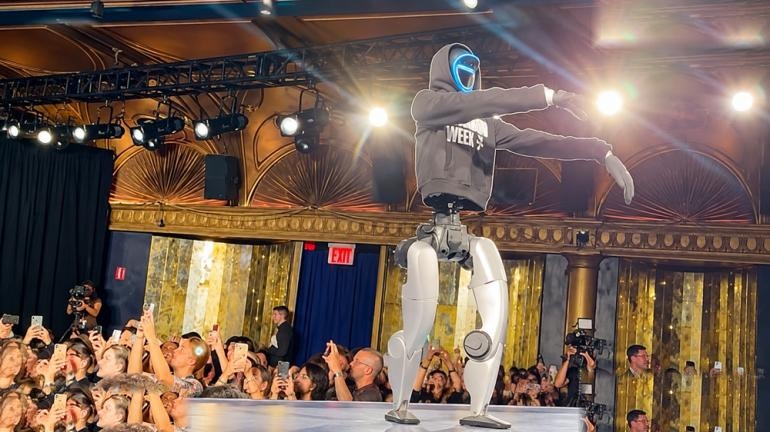 Robot Humanoid Gagal Tampil Anggun Usai Terjatuh Di Panggung New