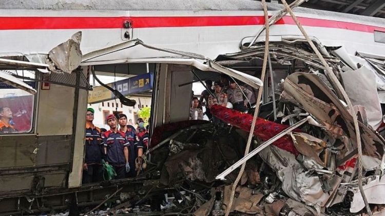 Tabrakan Kereta Di Bekasi Timur Masinis Ka Argo Bromo Anggrek