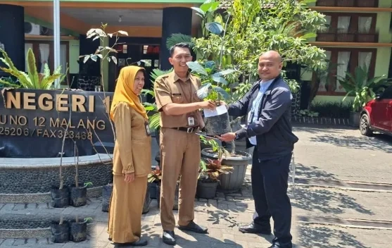 Tiga SMPN di Malang Terima Bibit Pohon Produktif guna Perkuat Edukasi Lingkungan Siswa