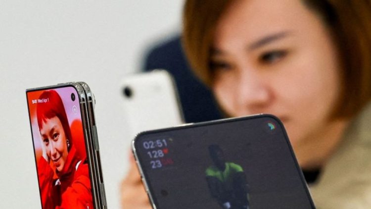 Iphone Duo Hp Lipat Perdana Apple Segera Masuk Indonesia