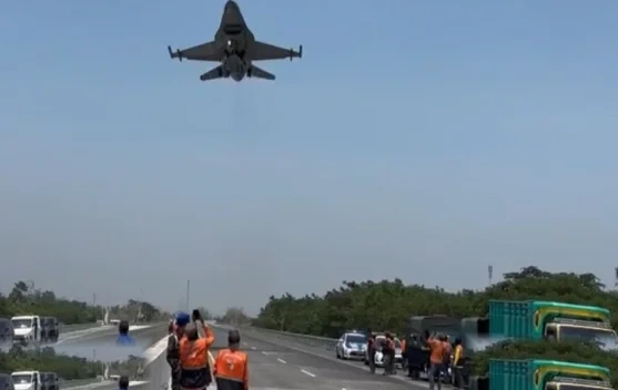 4 Pesawat Tempur TNI AU Menderu di Gladi Bersih Landasan Darurat Tol Paspro