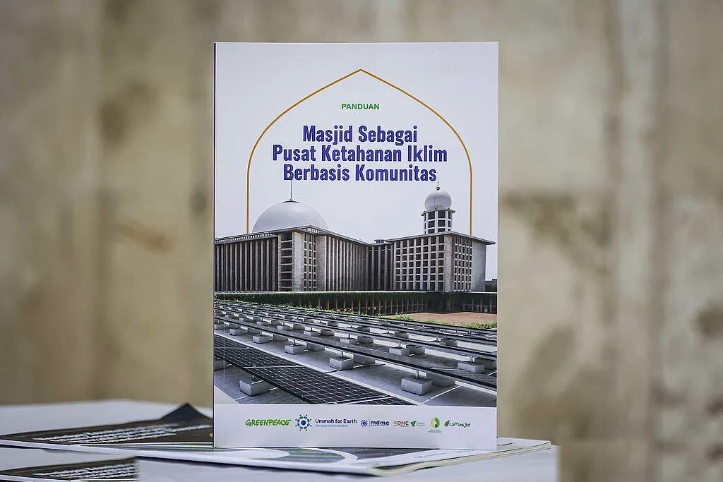 Launching the Guide to Mosques as Community-Based Climate Resilience Hubs Greenpeace Indonesia, together with Kader Hijau Muhammadiyah, EcoMasjid, the Disaster Management Center (DMC) of Dompet Dhuafa, and the Muhammadiyah Disaster Management Center (MDMC), launched the Guide to Mosques as Community-Based Climate Resilience Hubs at Istiqlal