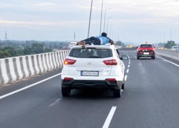 Aksi Heroik Polisi Gelantungan Di Atap Mobil Suv Demi Bekuk