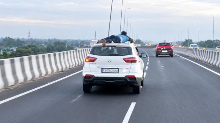 Aksi Heroik Polisi Gelantungan Di Atap Mobil Suv Demi Bekuk