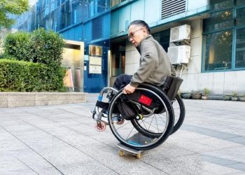 Aksi Memukau Atlet Disabilitas Menaklukkan Papan Skateboard Dengan Kursi Roda