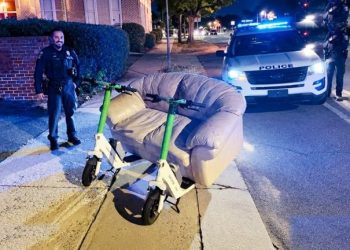 Aksi Nekat Dua Pria Kendarai Skuter Bersofa Di Jalan Raya