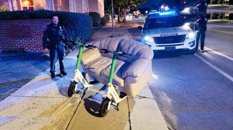 Aksi Nekat Dua Pria Kendarai Skuter Bersofa Di Jalan Raya