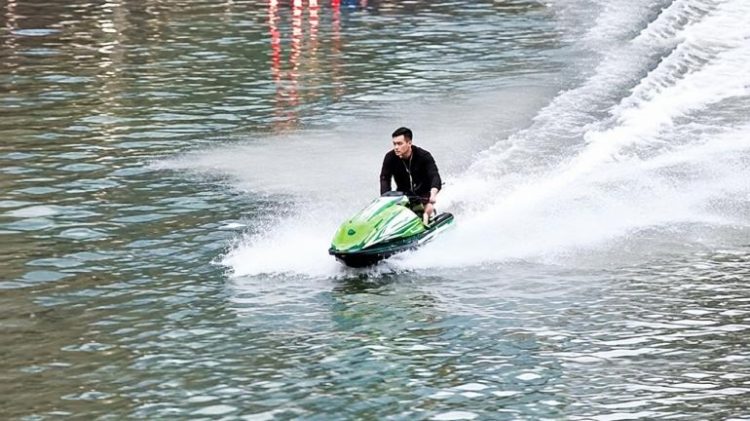 Aksi Ugal Ugalan Bermain Jet Ski Di Tengah Lokasi Banjir Berakhir